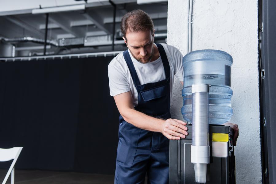 Master repairs the water dispenser