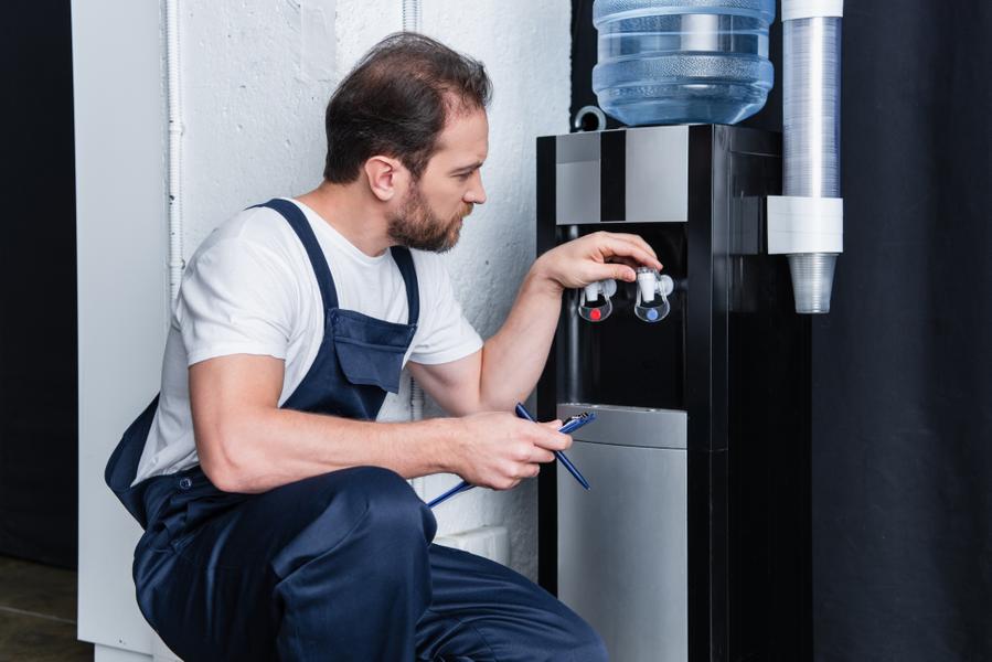 Master repairs the water dispenser